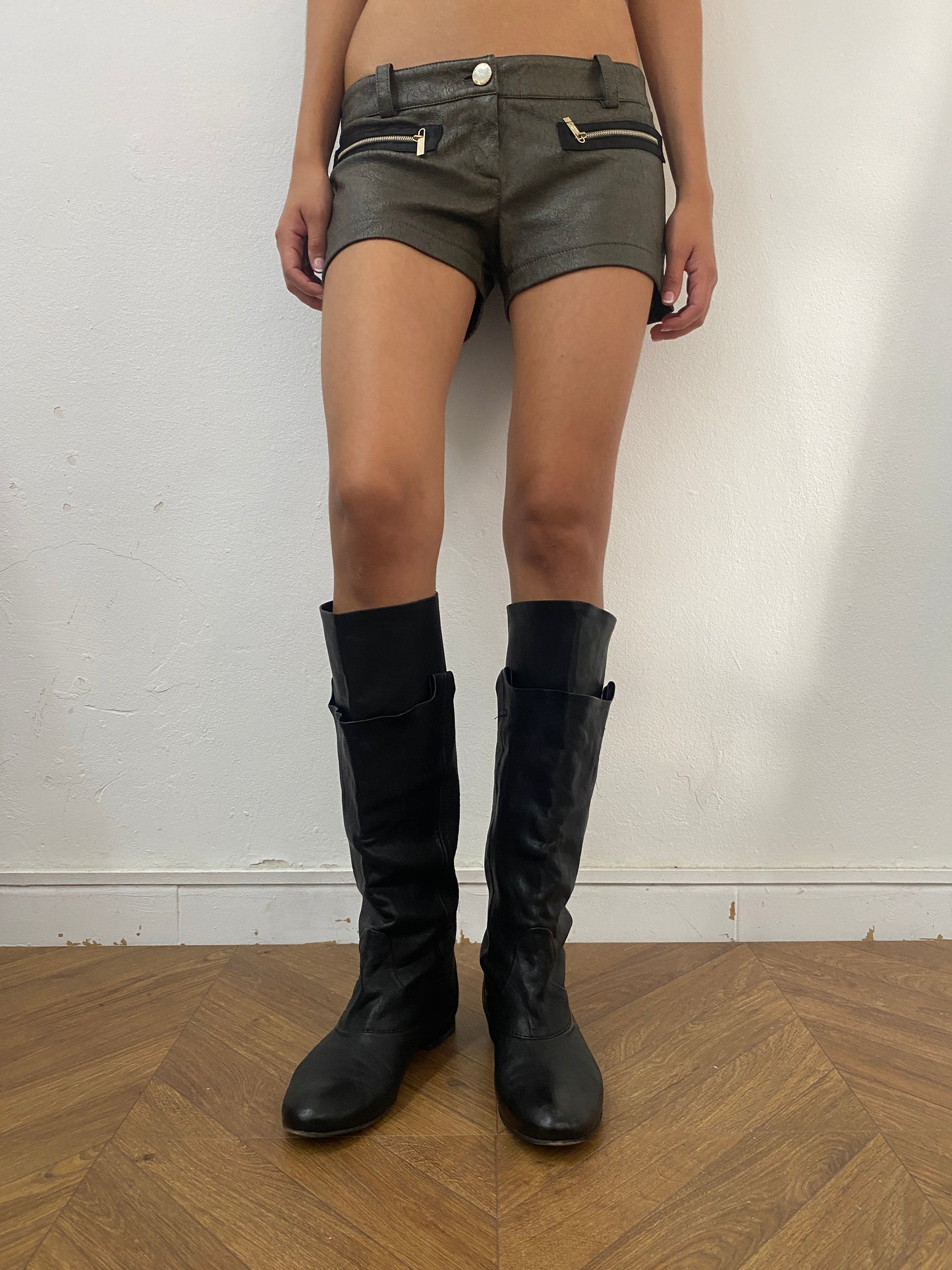 BLACK LEATHER BOOTS